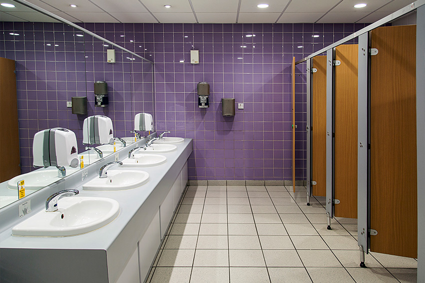 Moderne, öffentliche WC-Anlage – Sanitär Express